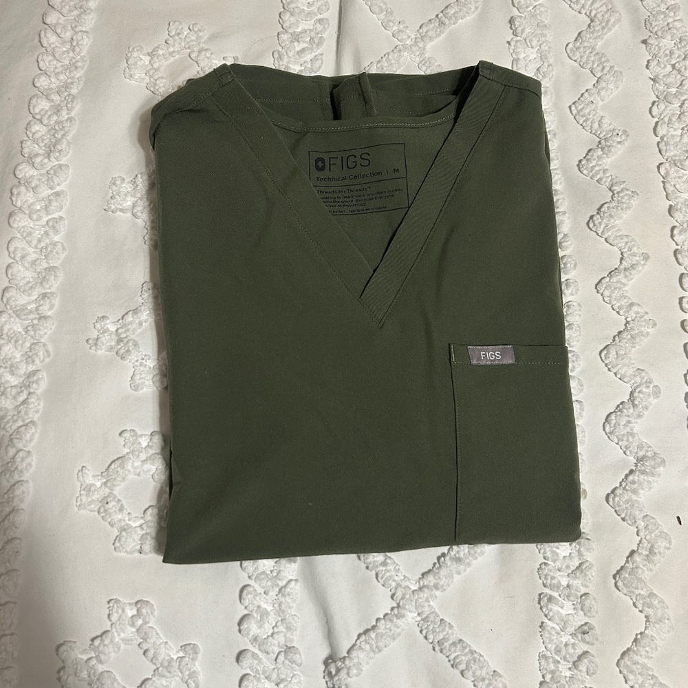 Medium Figs One Pocket Scrub Top : Moss
